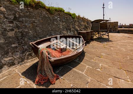 Dockside 'funiture' (Boot, Fässer) - Charlestown Harbour und historische Werft, südlicher Cornwall, Großbritannien. Stockfoto