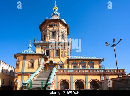 Kathedrale der Heiligen Peter und Paul, Kasan, Tatarstan, Russland. Es ist Touristenattraktion von Kazan. Kunstvoll bemalte russisch-orthodoxe Kirche, schön seine Stockfoto