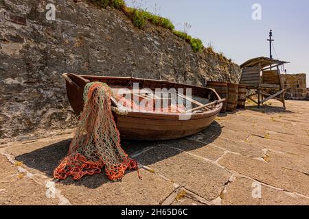 Dockside 'funiture' (Boot, Fässer) - Charlestown Harbour und historische Werft, südlicher Cornwall, Großbritannien. Stockfoto