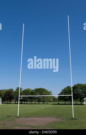 Rugby-Posten in einem öffentlichen Park Wavertree in Liverpool Mai 2021 Stockfoto