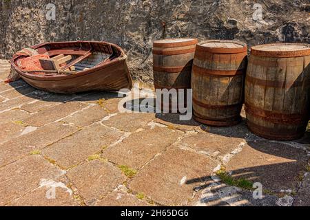 Dockside 'funiture' (Boot, Fässer) - Charlestown Harbour und historische Werft, südlicher Cornwall, Großbritannien. Stockfoto