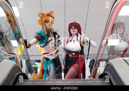 Cosplayer kommen zur MCM Comic Con am NEC in Birmingham an. Bilddatum: Samstag, 13. November 2021. Stockfoto