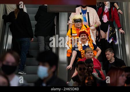 Cosplayer kommen zur MCM Comic Con am NEC in Birmingham an. Bilddatum: Samstag, 13. November 2021. Stockfoto