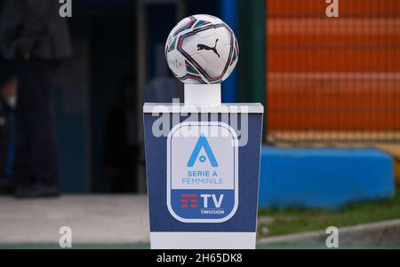 Neapel, Italien. November 2021. Der Ball während der italienischen Fußball-Liga Ein Frauen-2021/2022-Spiel zwischen Napoli Femminile und US Sassuolo Calcio Femminile im Stadion Giuseppe Piccolo Credit: Live Media Publishing Group/Alamy Live News Stockfoto