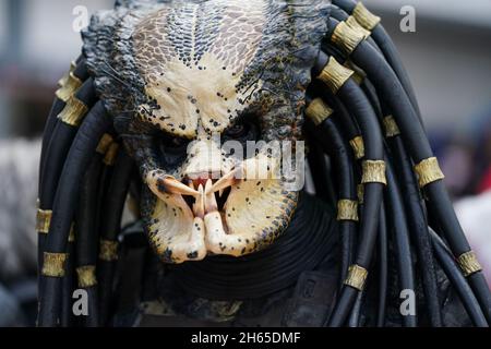 Ein Cosplayer als Predator während der MCM Comic Con im NEC in Birmingham. Bilddatum: Samstag, 13. November 2021. Stockfoto