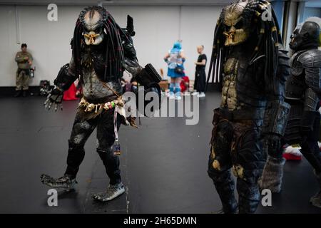 Cosplayer als Predator während der MCM Comic Con im NEC in Birmingham. Bilddatum: Samstag, 13. November 2021. Stockfoto