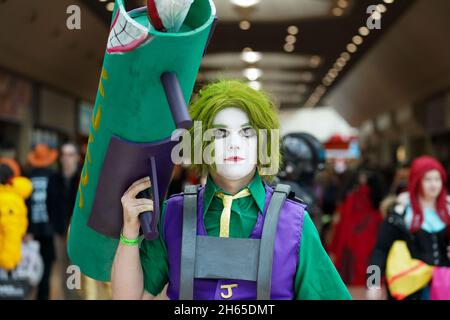 Ein Cosplayer, der als Joker gekleidet war, während der MCM Comic Con im NEC in Birmingham. Bilddatum: Samstag, 13. November 2021. Stockfoto