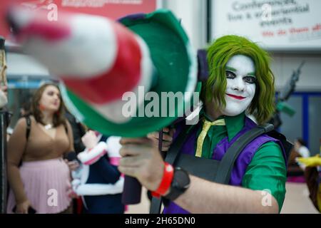 Ein Cosplayer, der als Joker gekleidet war, während der MCM Comic Con im NEC in Birmingham. Bilddatum: Samstag, 13. November 2021. Stockfoto