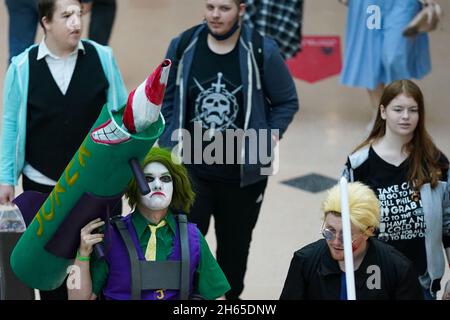 Ein Cosplayer, der als Joker gekleidet war, während der MCM Comic Con im NEC in Birmingham. Bilddatum: Samstag, 13. November 2021. Stockfoto