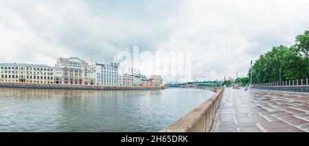 Blick auf den Moskwa-Fluss, den Kreml, die schwimmende Brücke, die MIBC Moskau-Stadt und das Rauschskaja-Ufer in Moskau, Russland Stockfoto