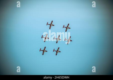 Canadian Forces Snowbirds Team, das Gruppenflüge während der Labor Day 2021 Canadian International Air Show durchführt Stockfoto