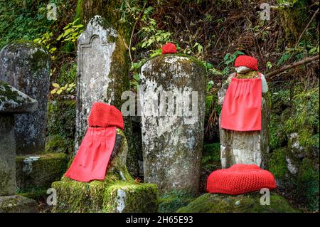 Teilweise zerstörte Jizo-Statuen im Kanmangafuchi Abgrund in Nikko Stockfoto