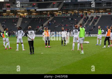 Milton Keynes, Großbritannien. 13. NOVEMBER Milton Keynes Dons Spieler wärmen sich vor dem Sky Bet League 1 Spiel zwischen MK Dons und Cambridge United im Stadium MK, Milton Keynes am Samstag, 13. November 2021 auf. (Kredit: John Cripps | MI Nachrichten) Kredit: MI Nachrichten & Sport /Alamy Live Nachrichten Stockfoto