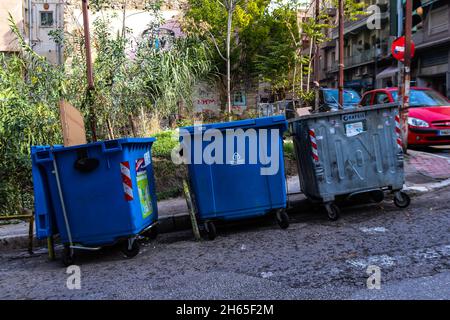 Athen, Griechenland - 08. November 2021 Müllcontainer in den Straßen von Athen in Griechenland Stockfoto