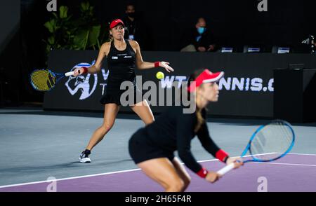 Guadalajara, Mexiko. November 2021. Giuliana Olmos aus Mexiko und Sharon Fichman aus Kanada in Aktion während des ersten Round-Robin-Doppelmatches bei den 2021 Akron WTA Finals Guadalajara, Masters WTA Tennisturnier am 11. November 2021 in Guadalajara, Mexiko - Foto: Rob Prange/DPPI/LiveMedia Kredit: Independent Photo Agency/Alamy Live News Stockfoto