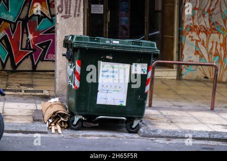 Athen, Griechenland - 08. November 2021 Müllcontainer in den Straßen von Athen in Griechenland Stockfoto