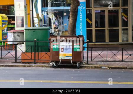 Athen, Griechenland - 08. November 2021 Müllcontainer in den Straßen von Athen in Griechenland Stockfoto