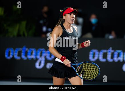 Guadalajara, Mexiko. November 2021. Giuliana Olmos aus Mexiko und Sharon Fichman aus Kanada in Aktion während des ersten Round-Robin-Doppelmatches bei den 2021 Akron WTA Finals Guadalajara, Masters WTA Tennisturnier am 11. November 2021 in Guadalajara, Mexiko - Foto: Rob Prange/DPPI/LiveMedia Kredit: Independent Photo Agency/Alamy Live News Stockfoto