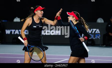 Guadalajara, Mexiko. November 2021. Giuliana Olmos aus Mexiko und Sharon Fichman aus Kanada in Aktion während des ersten Round-Robin-Doppelmatches bei den 2021 Akron WTA Finals Guadalajara, Masters WTA Tennisturnier am 11. November 2021 in Guadalajara, Mexiko - Foto: Rob Prange/DPPI/LiveMedia Kredit: Independent Photo Agency/Alamy Live News Stockfoto