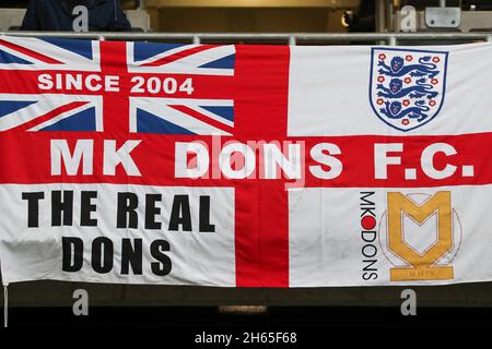 Milton Keynes, Großbritannien. 13. NOVEMBER Milton Keynes Dons Spieler wärmen sich vor dem Sky Bet League 1 Spiel zwischen MK Dons und Cambridge United im Stadium MK, Milton Keynes am Samstag, 13. November 2021 auf. (Kredit: John Cripps | MI Nachrichten) Kredit: MI Nachrichten & Sport /Alamy Live Nachrichten Stockfoto