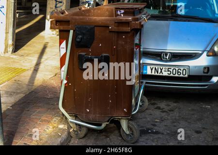 Athen, Griechenland - 08. November 2021 Müllcontainer in den Straßen von Athen in Griechenland Stockfoto