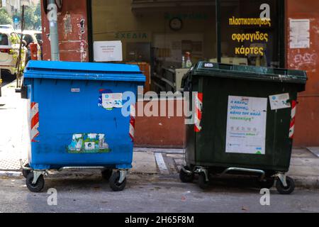 Athen, Griechenland - 08. November 2021 Müllcontainer in den Straßen von Athen in Griechenland Stockfoto