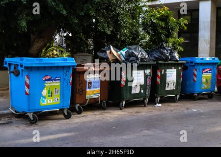 Athen, Griechenland - 08. November 2021 Müllcontainer in den Straßen von Athen in Griechenland Stockfoto