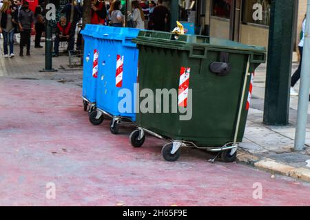 Athen, Griechenland - 08. November 2021 Müllcontainer in den Straßen von Athen in Griechenland Stockfoto