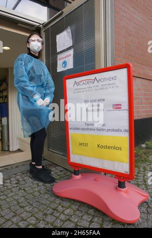 Berlin, Deutschland. November 2021. In einer Apotheke des Einkaufszentrums Schönhauser Allee Arcaden werden kostenlose Tests für Corona angeboten. Quelle: Jörg Carstensen/dpa/Alamy Live News Stockfoto