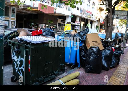 Athen, Griechenland - 08. November 2021 Müllcontainer in den Straßen von Athen in Griechenland Stockfoto