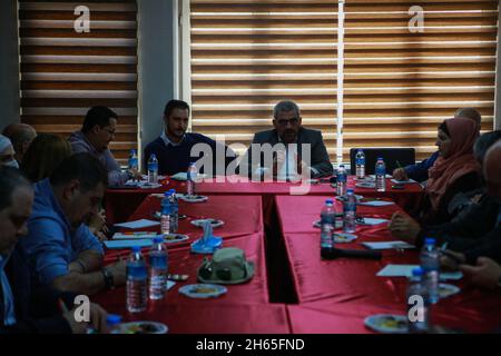 Gaziantep, Südostanatolien, Türkei. Oktober 2021. Gaziantep, Türkei. 28. November 2021. Tariq Al-Kurdi, Mitglied des von der Opposition geführten syrischen Verfassungskomitees, und Khaled Al-Helou, Mitglied des Verfassungskomitees syrischer zivilgesellschaftlicher Organisationen, treffen sich in der südtürkischen Stadt Gaziantep. Während der Veranstaltung berichteten Al-Kurdi und Al-Helou über die jüngste sechste Runde von Gesprächen zwischen Vertretern der syrischen Regierungen und den Co-Vorsitzenden der Opposition des syrischen Verfassungsausschusses und der Zivilgesellschaft in Genf, um eine neue Verfassung für Syrien zu entwerfen. Stockfoto