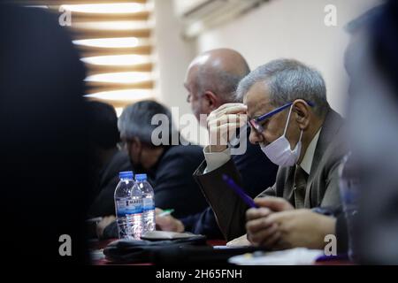 Gaziantep, Südostanatolien, Türkei. Oktober 2021. Gaziantep, Türkei. 28. November 2021. Tariq Al-Kurdi, Mitglied des von der Opposition geführten syrischen Verfassungskomitees, und Khaled Al-Helou, Mitglied des Verfassungskomitees syrischer zivilgesellschaftlicher Organisationen, treffen sich in der südtürkischen Stadt Gaziantep. Während der Veranstaltung berichteten Al-Kurdi und Al-Helou über die jüngste sechste Runde von Gesprächen zwischen Vertretern der syrischen Regierungen und den Co-Vorsitzenden der Opposition des syrischen Verfassungsausschusses und der Zivilgesellschaft in Genf, um eine neue Verfassung für Syrien zu entwerfen. Stockfoto