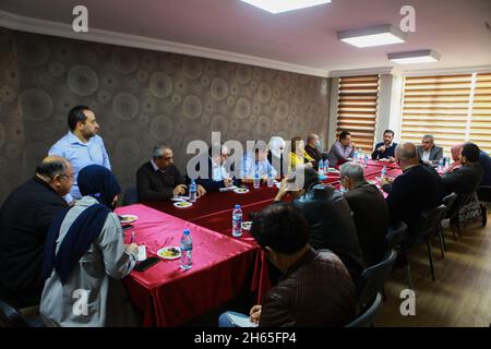 Gaziantep, Südostanatolien, Türkei. Oktober 2021. Gaziantep, Türkei. 28. November 2021. Tariq Al-Kurdi, Mitglied des von der Opposition geführten syrischen Verfassungskomitees, und Khaled Al-Helou, Mitglied des Verfassungskomitees syrischer zivilgesellschaftlicher Organisationen, treffen sich in der südtürkischen Stadt Gaziantep. Während der Veranstaltung berichteten Al-Kurdi und Al-Helou über die jüngste sechste Runde von Gesprächen zwischen Vertretern der syrischen Regierungen und den Co-Vorsitzenden der Opposition des syrischen Verfassungsausschusses und der Zivilgesellschaft in Genf, um eine neue Verfassung für Syrien zu entwerfen. Stockfoto