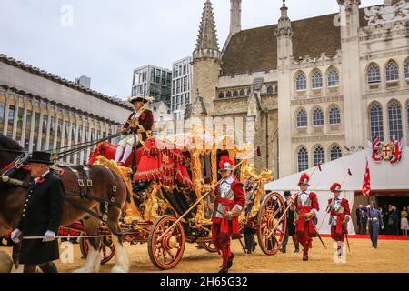 London, Großbritannien. November 2021. Der neue Oberbürgermeister, Alderman Vincent Keaveny, macht sich im goldenen Staatswagen auf den Weg und winkt zu Beginn der Prozession. Die jährliche Lord Mayor's Show, eine Prozession durch die über 800 Jahre alte City of London, die in diesem Jahr mehrere tausend fröhliche Teilnehmer umfasst, führt vom Mansion House über St. Paul's zu den Royal Courts of Justice. Der Ratsherr Vincent Keaveny wurde zum 693. Bürgermeister der Stadt London gewählt. Kredit: Imageplotter/Alamy Live Nachrichten Stockfoto