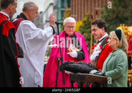 London, Großbritannien, 13. November 2021.London, Großbritannien, 13. November 2021. Der neue Oberbürgermeister (mit seiner Frau) erhält traditionell vor der St. Paul's Cathedral einen Segen. Die jährliche Lord Mayor's Show, eine Prozession durch die über 800 Jahre alte City of London, die in diesem Jahr mehrere tausend fröhliche Teilnehmer umfasst, führt vom Mansion House über St. Paul's zu den Royal Courts of Justice. Der Ratsherr Vincent Keaveny wurde zum 693. Bürgermeister der Stadt London gewählt. Die jährliche Lord Mayor's Show, eine Prozession durch die Stadt London, die über 800 Jahre alt ist, und dieses Jahr fe Stockfoto
