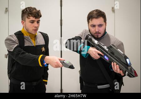 London, Großbritannien. 13. November 2021. Louie (L) und Dan verkleideten sich als Starfleet-Offiziere der nächsten Generation bei Destination Star Trek, Europas offizieller Star Trek Convention im Excel London. Die Veranstaltung bietet Fans der beliebten TV-Serie und Film-Franchise zu treffen Darsteller und Crew und feiern alles, was Star Trek. Kredit: Stephen Chung / Alamy Live Nachrichten Stockfoto