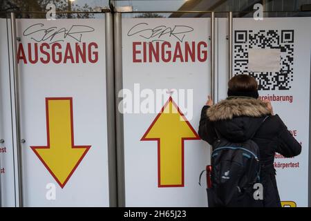 Frankfurt, Deutschland. November 2021. 13. November 2021, Hessen, Frankfurt/Main: Eine Frau zieht vergeblich an der Tür eines jetzt geschlossenen Testzentrums für Covid 19 in der Frankfurter Innenstadt. Foto: Frank Rumpenhorst/dpa Quelle: dpa picture Alliance/Alamy Live News Stockfoto