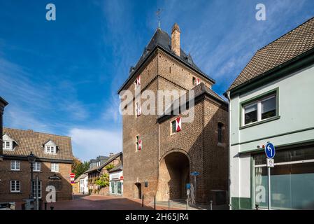 Deutschland, Monheim am Rhein, Rhein, Bergisches Land, Niederbergisches Land, Niederberg, Rheinland, Nordrhein-Westfalen, NRW, Schelmenturm, Stadtturm, Stadttor, ehemalige Stadtbefestigung der Freiheit Monheim, Wahrzeichen, Backsteingebäude Stockfoto