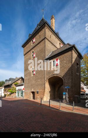 Deutschland, Monheim am Rhein, Rhein, Bergisches Land, Niederbergisches Land, Niederberg, Rheinland, Nordrhein-Westfalen, NRW, Schelmenturm, Stadtturm, Stadttor, ehemalige Stadtbefestigung der Freiheit Monheim, Wahrzeichen, Backsteingebäude Stockfoto