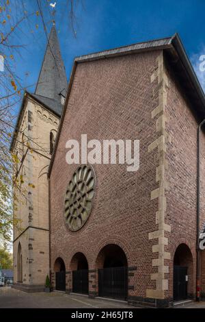 Deutschland, Monheim am Rhein, Rhein, Bergisches Land, Niederbergisches Land, Niederberg, Rheinland, Nordrhein-Westfalen, NRW, katholische Kirche St. Gereon, Pfarrkirche, Bäume mit Herbstfärbung Stockfoto