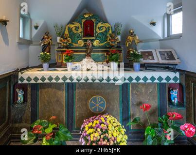 Deutschland, Monheim am Rhein, Rhein, Bergisches Land, Niederbergisches Land, Niederberg, Rheinland, Nordrhein-Westfalen, NRW, Kapelle an der ehemaligen Vogtei, St.-Joseph-Kapelle, Innenansicht, Altar, Kruzifix, Maria mit Kind Jesus, heilige Skulpturen, Blumenschmuck Stockfoto