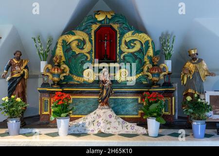 Deutschland, Monheim am Rhein, Rhein, Bergisches Land, Niederbergisches Land, Niederberg, Rheinland, Nordrhein-Westfalen, NRW, Kapelle an der ehemaligen Vogtei, St.-Joseph-Kapelle, Innenansicht, Altar, Kruzifix, Maria mit Kind Jesus, heilige Skulpturen, Blumenschmuck Stockfoto