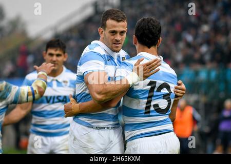 Treviso, Italien. November 2021. Matias Moroni (Argentinien) feiert nach einem Versuch mit Teamkollege Emiliano Boffelli (Argentinien) beim Testspiel 2021, Italien gegen Argentinien, Herbst-Nations-Cup-Rugby-Spiel in Treviso, Italien, November 13 2021 Quelle: Independent Photo Agency/Alamy Live News Stockfoto