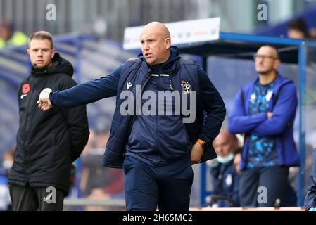 Birkenhead, Großbritannien. November 2021. Sutton United Manager Matt Grey ruft Anweisungen. EFL Skybet Football League Two Match, Tranmere Rovers gegen Sutton United am Samstag, 13. November 2021, im Prenton Park, Birkenhead, Wirral. Dieses Bild darf nur für redaktionelle Zwecke verwendet werden. Nur zur redaktionellen Verwendung, Lizenz für kommerzielle Nutzung erforderlich. Keine Verwendung bei Wetten, Spielen oder Veröffentlichungen in einem Club/einer Liga/einem Spieler.PIC von Chris Stading/Andrew Orchard Sports Photography/Alamy Live News Credit: Andrew Orchard Sports Photography/Alamy Live News Stockfoto