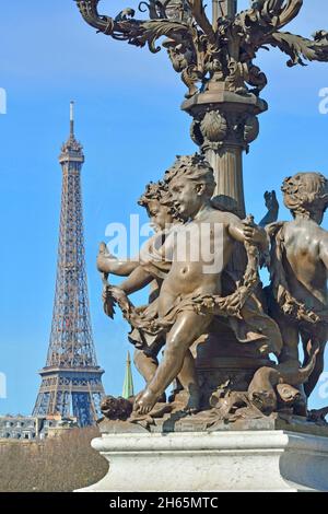 Frankreich, Paris, Bereich als Weltkulturerbe von der UNESCO, der Brücke Alexander III und dem Eiffelturm auf dem Hintergrund Stockfoto