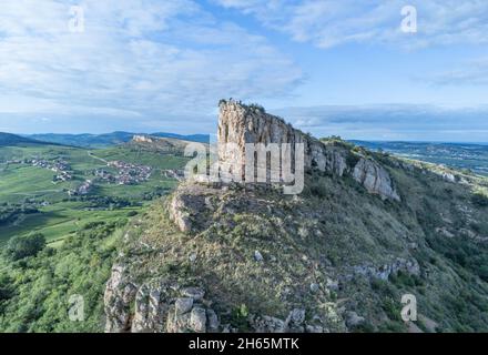 Frankreich, Saone et Loire, Maconnais, Solutre Pouilly, der Felsen von Solutré und der Felsen von Vergisson im Hintergrund (Luftaufnahme) Stockfoto