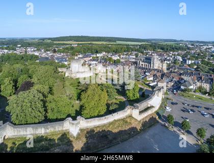 Frankreich, Eure, Gisors, seine Bergfried und Stiftskirche St. Gervais Sain Protais, Vertreter der französischen Gotik (Luftaufnahme) Stockfoto