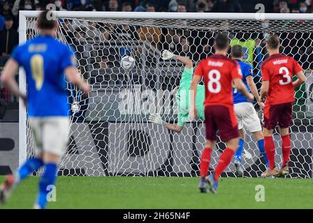 Stadio Olimpico, Rom, Italien. November 2021. WM 2022 Qualifikationsfußball, Italien gegen die Schweiz: Silvan Widmer aus der Schweiz erzielt in der 11. Minute das Tor 0-1 Credit: Action Plus Sports/Alamy Live News Stockfoto