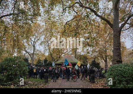 London, Großbritannien. November 2021. Die Aktivisten des Extinction Rebellion versammeln sich nach dem COP26-Gipfel in Lincoln's Inn Fields zum Aufstieg und Rebellion March, um gegen die Klimanotlage zu protestieren. Quelle: Chiara Fabbro/Alamy Live News Stockfoto