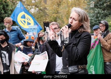 London, Großbritannien. November 2021. Gail Bradbrook, Mitbegründer von Extinction Rebellion, hält eine Rede für die Aktivisten von Extinction Rebellion, die sich in Lincoln's Inn Fields versammelten, für den Rise and Rebel March, um nach dem COP26-Gipfel gegen die Klimanotlage zu protestieren. Quelle: Chiara Fabbro/Alamy Live News Stockfoto